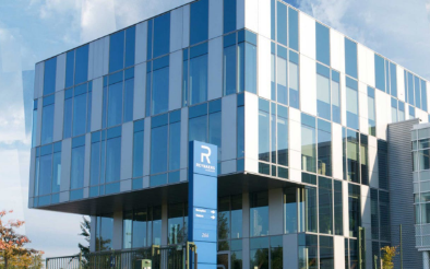 Modern kantoorgebouw met aluminium gevelbekleding en grote glaspartijen van Reynaers, in een strakke hedendaagse architectuurstijl.
