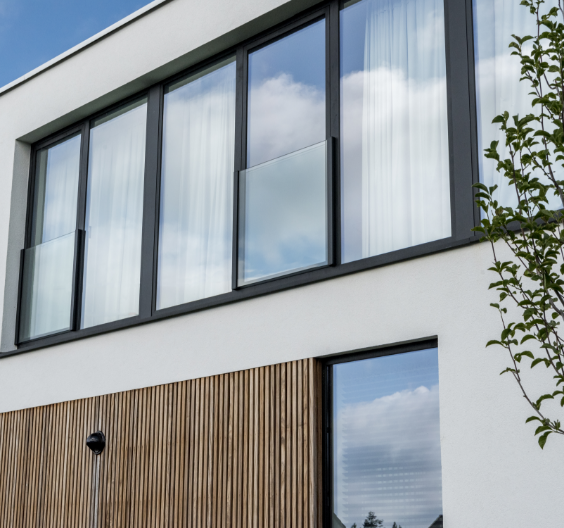 Moderne woning met aluminium ramen van Bruynseels-Vochten in Kalmthout, duurzaam en strak design met hoge isolatiewaarde.