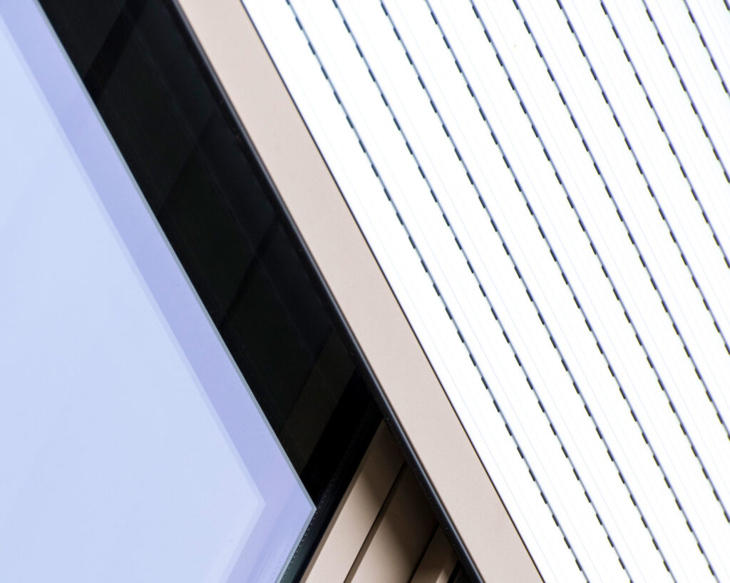 Detail van een Bruvo kozijn met geïntegreerd wit rolluik voor optimale zonwering en privacy.
