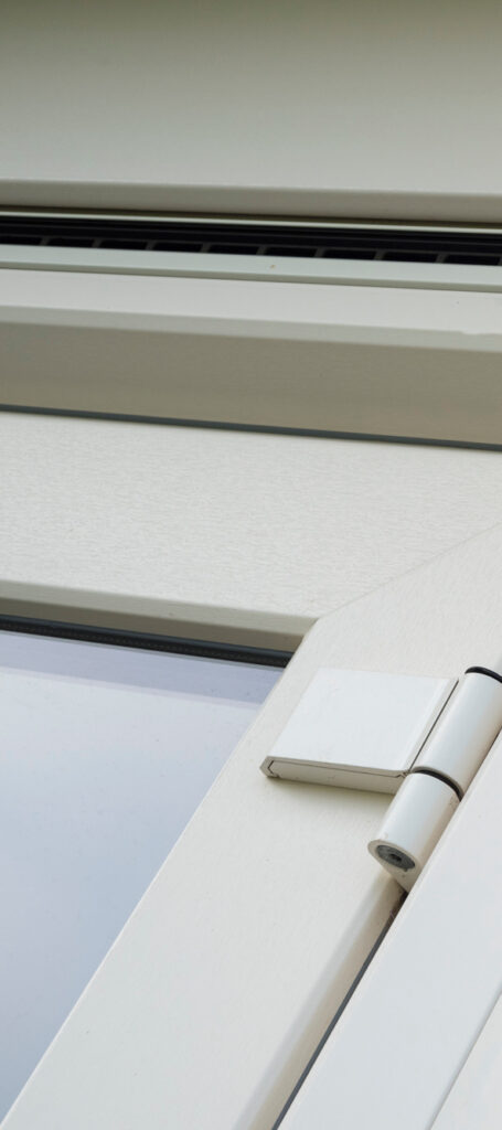 Detail van een Softline 82 NL deur met wit scharnier en fijn afgewerkt deurprofiel van Bruynseels-Vochten.