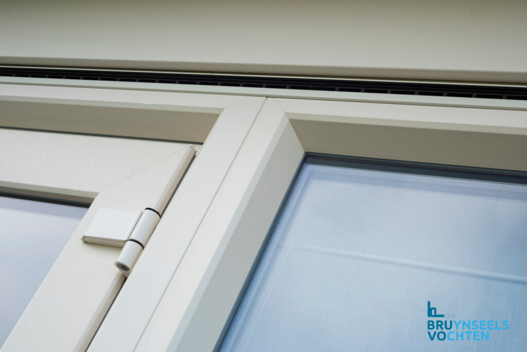 Detail van een Softline 82 NL raam met strak afgewerkt hoekprofiel en wit scharnier, uitgevoerd door Bruynseels-Vochten