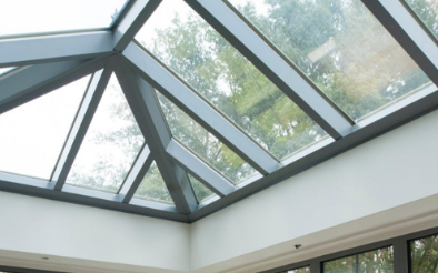 Aluminium lichtstraat met grote beglaasde dakstructuur die maximaal natuurlijk licht binnenbrengt in een moderne veranda.