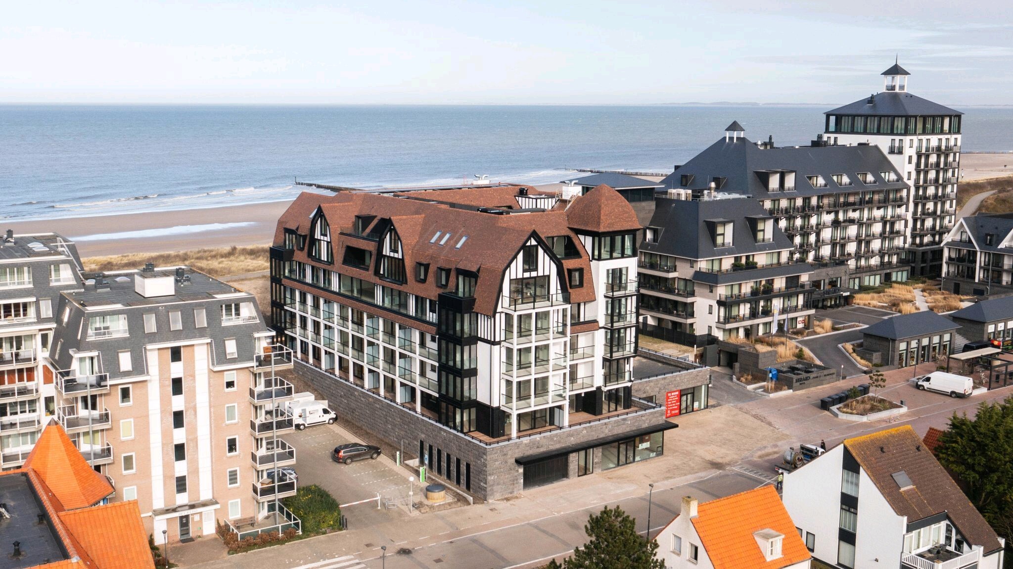 Charmante kustwoning in Cadzand met klassieke witte raamprofielen en luiken – realisatie door Bruynseels-Vochten.